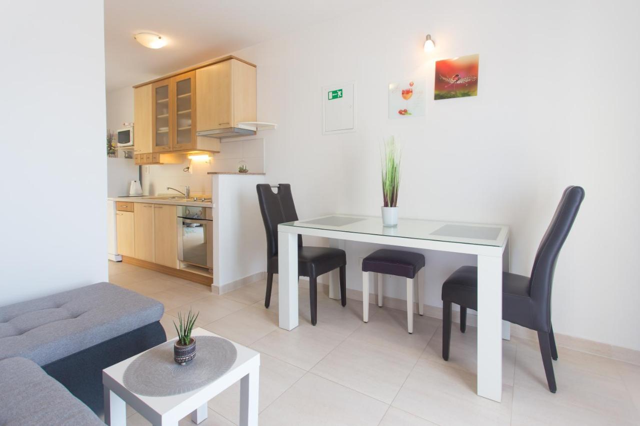 Apartments Bandic - 30 Meters To The Beach Trogir Bagian luar foto