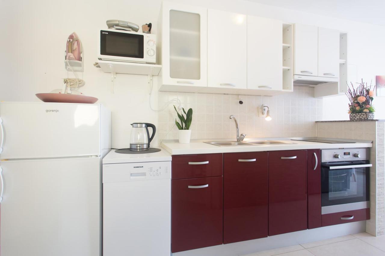 Apartments Bandic - 30 Meters To The Beach Trogir Bagian luar foto
