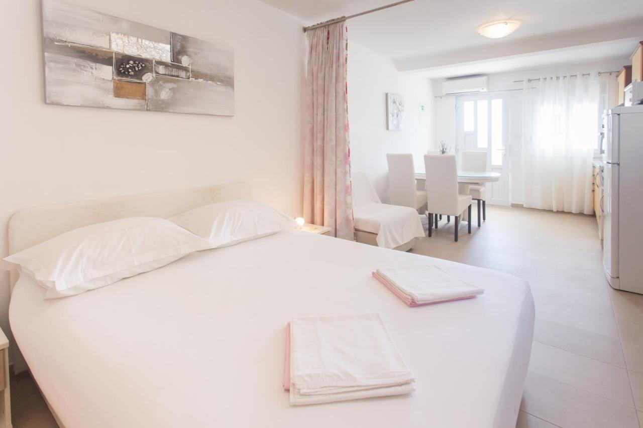 Apartments Bandic - 30 Meters To The Beach Trogir Bagian luar foto